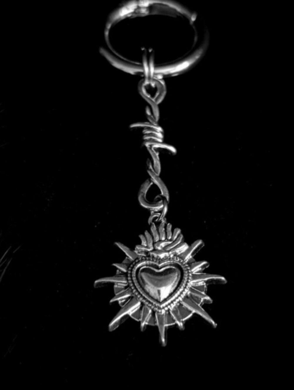 2 Gothic Barbwire Keychains - Picture 6 of 12